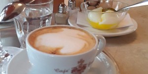 Beitragsbild des Blogbeitrags Ei im Glas; meine Salzburger Frühstückskaffeehäuser; das Café Bazar