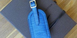 Beitragsbild des Blogbeitrags Louis Vuitton Epi Luggage Tag Giveaway 
