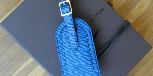 Beitragsbild des Blogbeitrags Louis Vuitton Epi Luggage Tag Giveaway