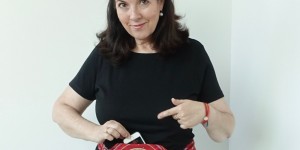 Beitragsbild des Blogbeitrags How to Fold an Hermès Scarf into a Waist Bag