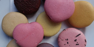 Beitragsbild des Blogbeitrags Bright Square – Heart Shaped Macarons