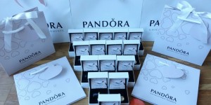 Beitragsbild des Blogbeitrags Sending the Pandora Opera Ball Charm around the World
