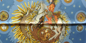 Beitragsbild des Blogbeitrags Le Roy Soleil – der Sonnenkönig auf einem Hermès Tuch
