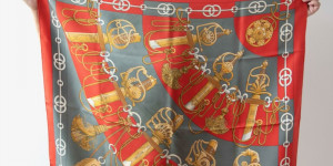 Beitragsbild des Blogbeitrags Cliquetis, a vintage Hermès Carré – Day 2 of 28