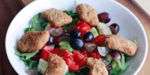 Beitragsbild des Blogbeitrags Weintrauben-Salat mit Chicken Nuggets. 