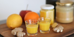 Beitragsbild des Blogbeitrags Ingwer Shots mit Zitrone, Orange & Apfel. 