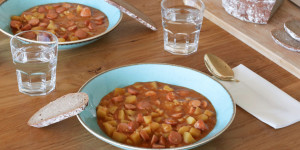 Beitragsbild des Blogbeitrags Kartoffelgulasch mit Würstel. 