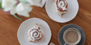 Beitragsbild des Blogbeitrags Fluffige Zimtschnecken mit Frischkäse-Frosting.