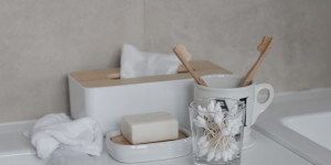 Beitragsbild des Blogbeitrags Low Waste Bathroom: Meine 10 Tipps für weniger Plastik im Badezimmer. 