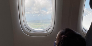 Beitragsbild des Blogbeitrags Fliegen mit Baby und Kleinkind.