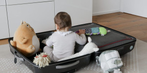 Beitragsbild des Blogbeitrags Packliste für den Urlaub mit Kindern. 