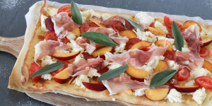 Beitragsbild des Blogbeitrags Sommerlicher Flammkuchen. 
