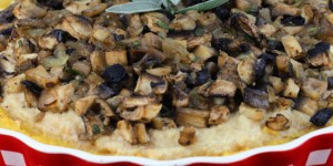 Beitragsbild des Blogbeitrags polenta-pie mit champignons und cashewcreme