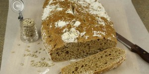 Beitragsbild des Blogbeitrags knuspriges buttermilch-sonnenblumen-brot 
