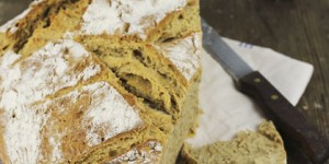 Beitragsbild des Blogbeitrags roggenmischbrot mit nüssen und buttermilch 