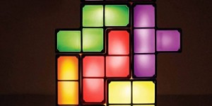 Beitragsbild des Blogbeitrags Retro Tetris Lampe – Stapelbare LED Tischleuchte 