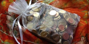 Beitragsbild des Blogbeitrags Wie du deine Reisen finanzierst: Tipps zum Geld sparen