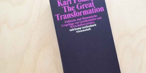 Beitragsbild des Blogbeitrags Karl Polanyi – The Great Transformation