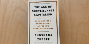 Beitragsbild des Blogbeitrags Shoshana Zuboff: The Age of Surveillance Capitalism 
