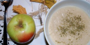 Beitragsbild des Blogbeitrags Das wärmt: Apfel-Selleriesuppe