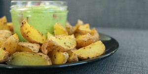 Beitragsbild des Blogbeitrags Spicy Avocado-Erbsenmus mit Bratkartoffeln