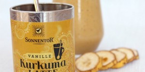Beitragsbild des Blogbeitrags Bananen-Kurkuma-Shake oder auch: Das Sommerpendant der Goldenen Milch 