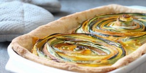 Beitragsbild des Blogbeitrags Vegane Quiche mit Zucchiniwirbel