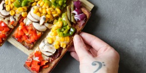 Beitragsbild des Blogbeitrags Regenbogenpizza oder auch: Warum man sich idealerweise durch das Farbspektrum futtern sollte 