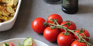 Beitragsbild des Blogbeitrags Veganer Braterdäpfelsalat mit scharfem Olivenöldressing auf Rucolabett 