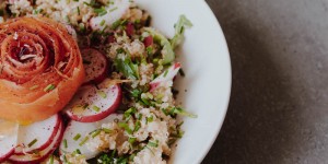 Beitragsbild des Blogbeitrags Veganer Quinoasalat mit Karottenblume und Dattel-Senf-Dressing