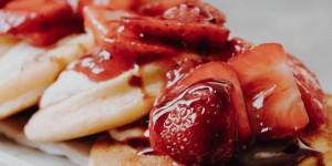 Beitragsbild des Blogbeitrags Fluffige Pfannkuchen mit Joghurtschaum und Erdbeeren (vegetarisch) 
