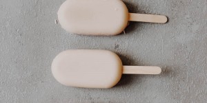 Beitragsbild des Blogbeitrags Eis am Stiel oder auch: Wenn Kokos-Mandelcreme auf Erdbeeren trifft
