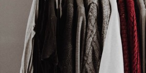 Beitragsbild des Blogbeitrags Minimalismus im Kleiderschrank