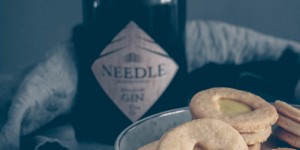 Beitragsbild des Blogbeitrags {Werbung, Needle Blackforest Gin} Vegane Kekse mit Gin-Lemon Curd und ein Gewinnspiel 