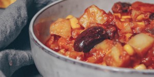 Beitragsbild des Blogbeitrags Steirisches Käferbohnenchili mit Polentaschnitten | runner bean chili with fried polenta slices {vegan, less waste}