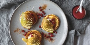 Beitragsbild des Blogbeitrags Fluffige „Golden Milk“-Pfannkuchen | Fluffy Golden Milk Pancakes {less waste, vegan, sugarfree} 