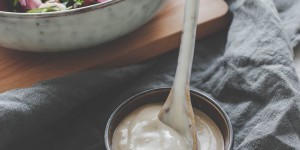 Beitragsbild des Blogbeitrags 15 Minuten Mittagsküche: Green Bowl mit Falafel und Tahini-Dressing