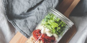 Beitragsbild des Blogbeitrags 15 Minuten Mittagsküche: Mediterraner Nudelsalat {vegan/vegetarisch, less waste, zuckerfrei}