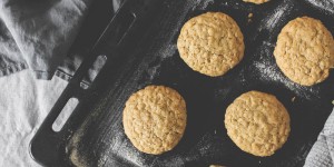 Beitragsbild des Blogbeitrags Schnelle Kekse mit Erdnussbutter und Haferflocken {less waste, vegan & veggie}