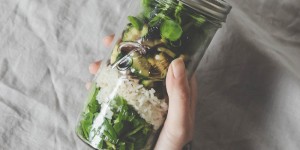 Beitragsbild des Blogbeitrags 15 Minuten Mittagsküche: Gemüsereis mit Bärlauchcreme 