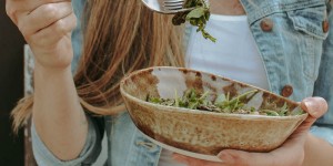 Beitragsbild des Blogbeitrags {Anzeige, Gewinnspiel} Spargelsalat und Ingwer-Eistee mit der BEFORE YOU GO GO! Box von SONNENTOR