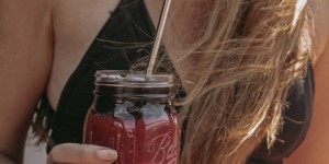 Beitragsbild des Blogbeitrags Slow Food, Slow Fashion: Schichtsmoothie mit sommerlichen Beeren