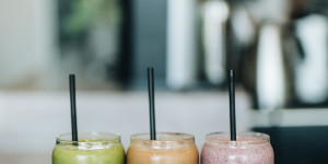 Beitragsbild des Blogbeitrags 7 Rezeptideen für gesunde Säfte: Slow Juice Edition