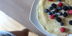 Beitragsbild des Blogbeitrags Protein-Pfannkuchen mit Cashewcreme und Beeren (raffiniert-zuckerfrei) 