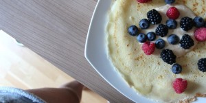 Beitragsbild des Blogbeitrags Protein-Pfannkuchen mit Cashewcreme und Beeren (raffiniert-zuckerfrei)
