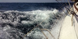 Beitragsbild des Blogbeitrags Unter starker Bora segelten wir die istrische Küste entlang 