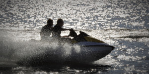 Beitragsbild des Blogbeitrags Immer wieder schwere Motorboot-Unfälle: Schwimmer tot – Skipper in Haft! 