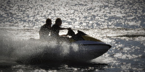 Beitragsbild des Blogbeitrags Immer wieder schwere Motorboot-Unfälle: Schwimmer tot – Skipper in Haft!