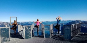 Beitragsbild des Blogbeitrags Yoga zuhause: Gemeinsam auf der Matte