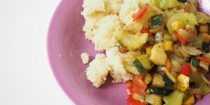 Beitragsbild des Blogbeitrags Kokosreis mit Gemüse und Bärlauchpesto